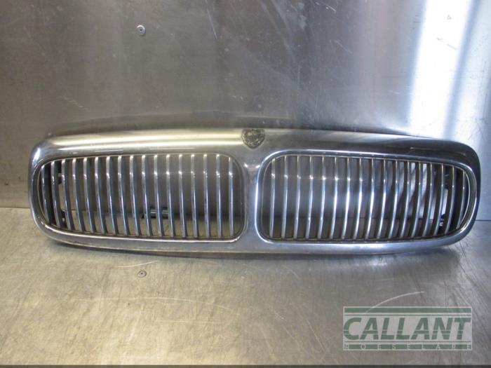 Używane Grill Jaguar XJ8 (X308) 3.2 V8 32V Executive,Sport Cena € 90,75 Z VAT oferowane przez Garage Callant