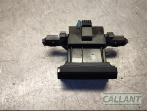 Używane Przelacznik hamulca postojowego Citroen C4 Picasso (3D/3E) 1.2 12V PureTech 130 Cena € 24,20 Z VAT oferowane przez Garage Callant
