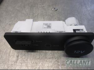 Usados Conexión AUX-USB Jaguar XE 2.0d 180 16V Precio € 30,25 IVA incluido ofrecido por Garage Callant