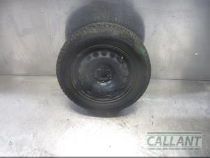 Usagé Jante + pneu d'hiver Volkswagen Polo VI (AW1) 1.0 MPI 12V Prix € 48,40 Prix TTC proposé par Garage Callant