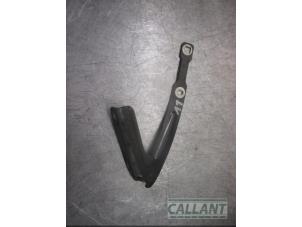 Used Bonnet Hinge Dacia Duster (HS) 1.5 dCi Price € 30,25 Inclusive VAT offered by Garage Callant
