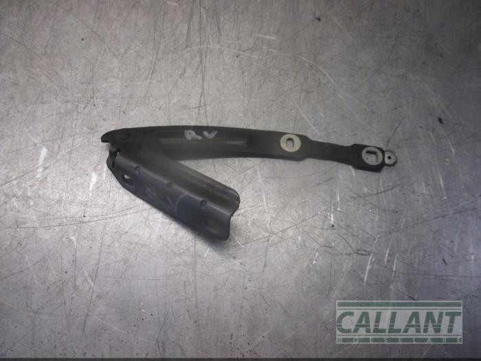 Bonnet Hinge from a Dacia Duster (HS) 1.5 dCi 2015