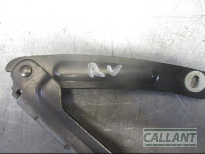 Bonnet Hinge from a Dacia Duster (HS) 1.5 dCi 2015