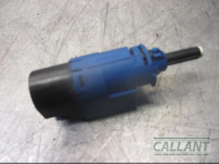 Używane Przelacznik sprzegla Dacia Duster (HS) 1.5 dCi Cena € 12,10 Z VAT oferowane przez Garage Callant