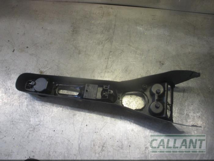 Middle console from a Dacia Duster (HS) 1.5 dCi 2015