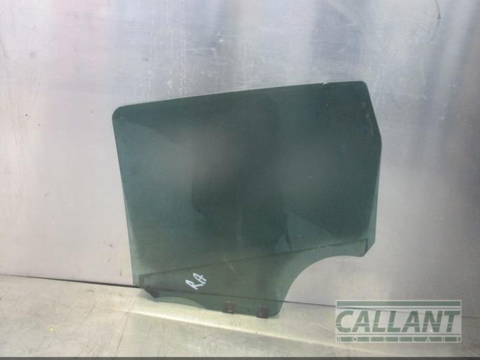 Rear door window 4-door door, rear right from a Dacia Duster (HS) 1.5 dCi 2015