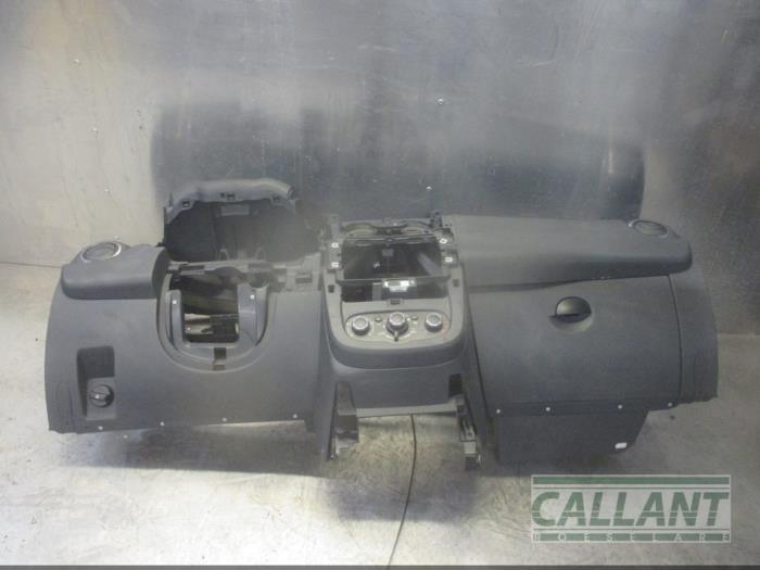 Usados Salpicadero Dacia Duster (HS) 1.5 dCi Precio € 363,00 IVA incluido ofrecido por Garage Callant