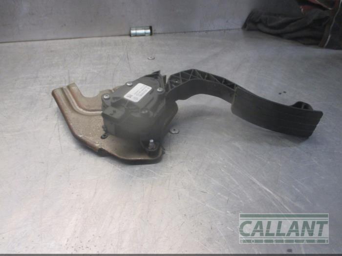 Accelerator pedal from a Dacia Duster (HS) 1.5 dCi 2015