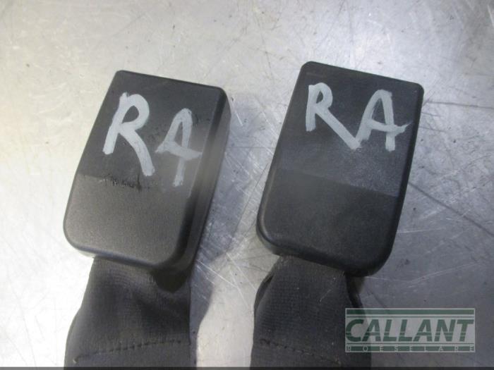 Rear seatbelt buckle, right from a Dacia Duster (HS) 1.5 dCi 2015