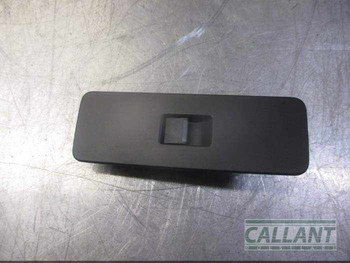 Usados Interruptor de ventanilla eléctrica Landrover Discovery Sport (LC) 2.0 TD4 180 16V Precio € 12,10 IVA incluido ofrecido por Garage Callant