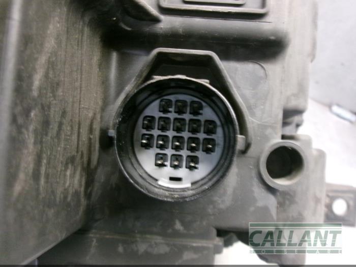 Scheinwerfer links van een Land Rover Range Rover IV (LG) 4.4 SDV8 32V 2014