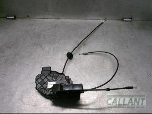 Używane Mechanizm blokady drzwi lewych przednich wersja 4-drzwiowa Landrover Freelander II 2.2 td4 16V Cena € 60,50 Z VAT oferowane przez Garage Callant