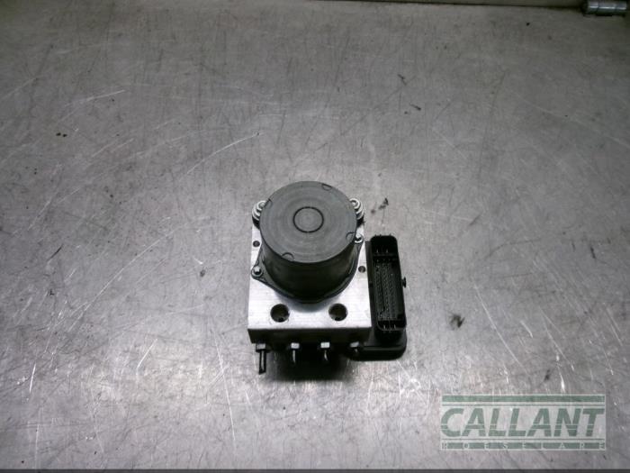 Usagé Pompe ABS Jaguar XE 2.0 200 Turbo 16V Prix € 272,25 Prix TTC proposé par Garage Callant