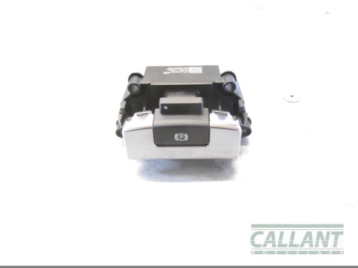 Używane Przelacznik hamulca postojowego Landrover Range Rover Velar (LY) 2.0 D240 AWD Cena € 30,25 Z VAT oferowane przez Garage Callant