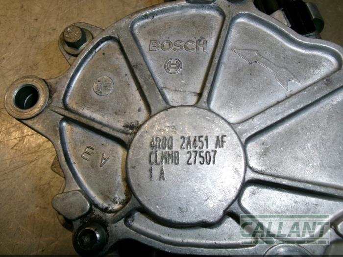 Brake servo vacuum pump from a Jaguar XF (CC9) 2.7 D V6 24V 2009