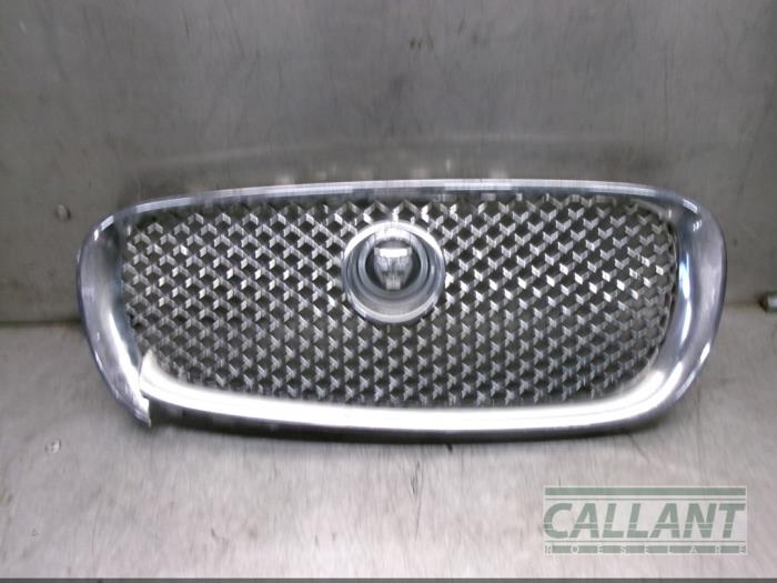 Begagnade Grill Jaguar XF (CC9) 2.7 D V6 24V Pris € 102,85 Inklusive moms erbjuds av Garage Callant