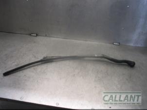 Used Front wiper arm Landrover Range Rover Sport (LW) 3.0 TDV6 Price € 30,25 Inclusive VAT offered by Garage Callant
