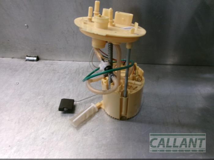 Electric fuel pump from a Landrover Discovery Sport L550 2017