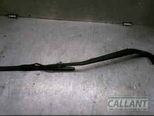 Used Front wiper arm Landrover Range Rover IV (LG) 4.4 SDV8 32V Price € 30,25 Inclusive VAT offered by Garage Callant