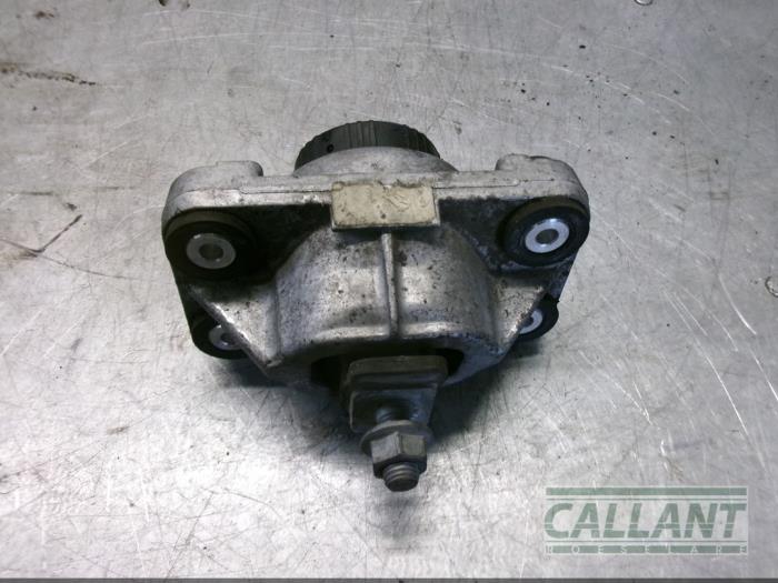 Used Engine mount Landrover Range Rover IV (LG) 4.4 SDV8 32V Price € 60,50 Inclusive VAT offered by Garage Callant