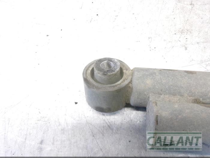 Rear shock absorber, right from a Land Rover Range Rover IV (LG) 4.4 SDV8 32V 2014