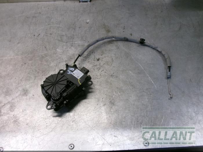 Używane Silnik rygla tylnej klapy Landrover Range Rover IV (LG) 4.4 SDV8 32V Cena € 30,25 Z VAT oferowane przez Garage Callant
