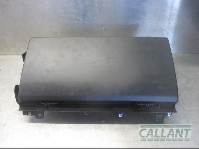 Begagnade Handskfack Landrover Range Rover IV (LG) 4.4 SDV8 32V Pris € 181,50 Inklusive moms erbjuds av Garage Callant