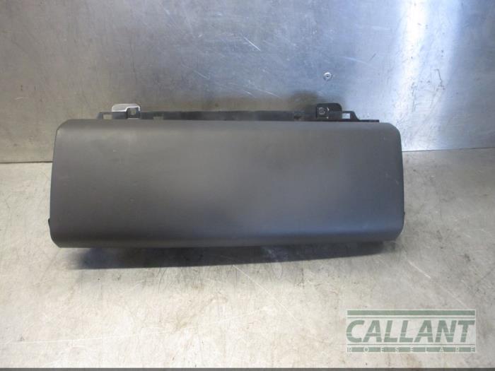 Begagnade Handskfack Landrover Range Rover IV (LG) 4.4 SDV8 32V Pris € 181,50 Inklusive moms erbjuds av Garage Callant