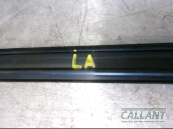 Używane Guma szyby Landrover Range Rover IV (LG) 4.4 SDV8 32V Cena € 60,50 Z VAT oferowane przez Garage Callant