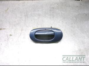 Używane Uchwyt drzwi lewych tylnych wersja 4-drzwiowa Jaguar XJR 4.0 V8 32V Supercharged Cena € 60,50 Z VAT oferowane przez Garage Callant