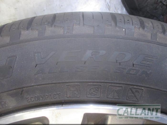 Wheel + tyre from a Land Rover Range Rover Sport (LW) 3.0 TDV6 2016