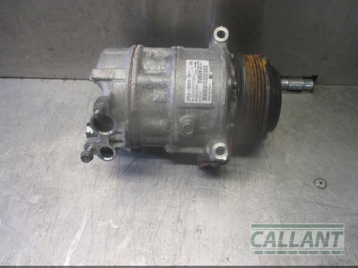 Air conditioning pump from a Jaguar F-Pace 2.0 D 180 16V AWD 2018