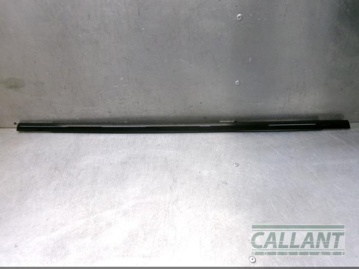 Używane Guma szyby Landrover Range Rover IV (LG) 3.0 TDV6 24V Cena € 60,50 Z VAT oferowane przez Garage Callant