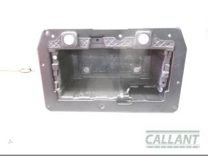 Used Battery box Landrover Range Rover IV (LG) 3.0 TDV6 24V Price € 90,75 Inclusive VAT offered by Garage Callant