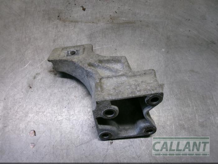 Engine mount from a Land Rover Discovery III (LAA/TAA) 2.7 TD V6 2007