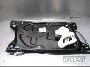Używane Mechanizm szyby prawej przedniej wersja 4-drzwiowa Landrover Discovery III (LAA/TAA) 2.7 TD V6 Cena € 90,75 Z VAT oferowane przez Garage Callant