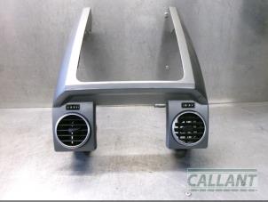 Używane Kratka wentylacyjna deski rozdzielczej Landrover Discovery III (LAA/TAA) 2.7 TD V6 Cena € 78,65 Z VAT oferowane przez Garage Callant