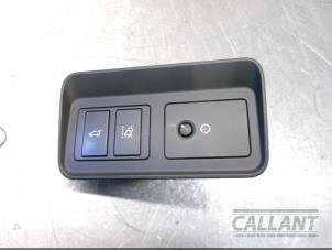 Used Tailgate switch Landrover Range Rover IV (LG) 3.0 TDV6 24V Price € 30,25 Inclusive VAT offered by Garage Callant