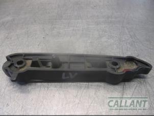Używane Wspornik zderzaka lewy przód Landrover Range Rover Evoque (LVJ/LVS) 2.2 TD4 16V Cena € 18,15 Z VAT oferowane przez Garage Callant