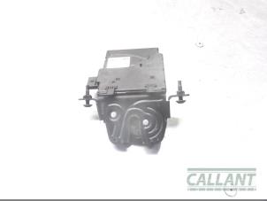 Used Boot lid lock mechanism Landrover Range Rover IV (LG) 3.0 TDV6 24V Price € 60,50 Inclusive VAT offered by Garage Callant