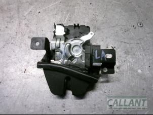Used Tailgate lock mechanism Landrover Range Rover IV (LG) 3.0 TDV6 24V Price € 60,50 Inclusive VAT offered by Garage Callant