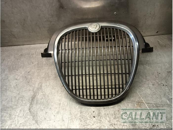 Begagnade Grill Jaguar S-type (X200) 2.7 D 24V Pris € 60,50 Inklusive moms erbjuds av Garage Callant