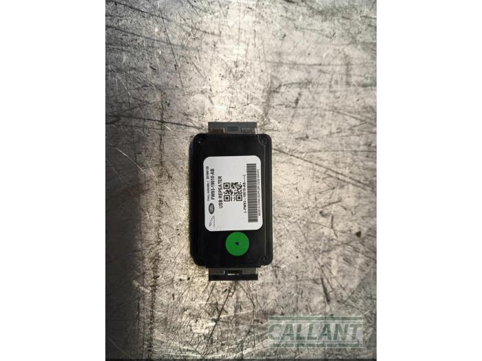 Begagnade USB-modul Landrover Range Rover Velar (LY) 2.0 16V P250 AWD Pris € 48,40 Inklusive moms erbjuds av Garage Callant