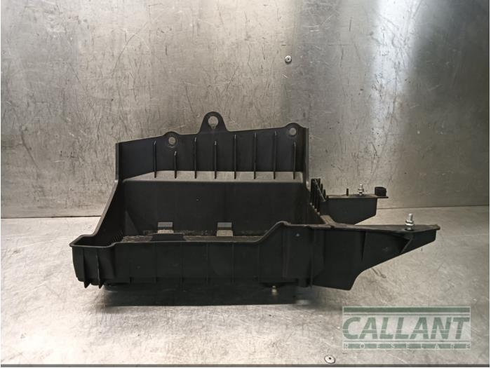 Begagnade Batterilåda Jaguar XJ (X350) 2.7d V6 24V Pris € 30,25 Inklusive moms erbjuds av Garage Callant