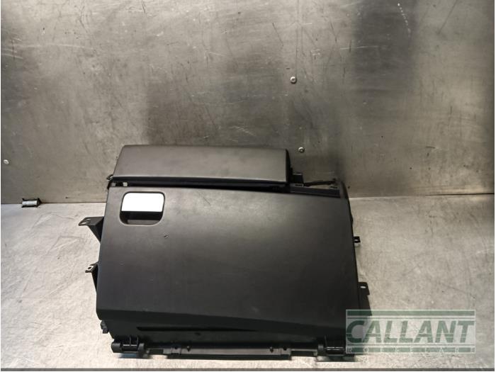 Begagnade Handskfack Landrover Range Rover Sport (LS) 2.7 TDV6 24V Pris € 121,00 Inklusive moms erbjuds av Garage Callant