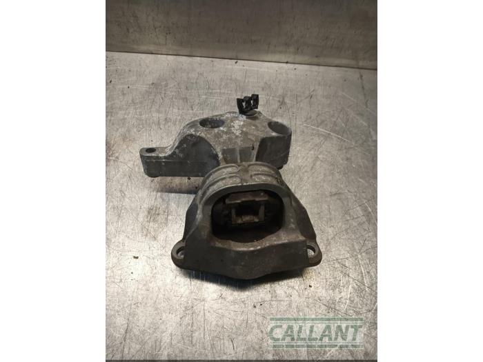 Used Engine mount Dacia Duster (HS) 1.5 dCi Price € 36,30 Inclusive VAT offered by Garage Callant