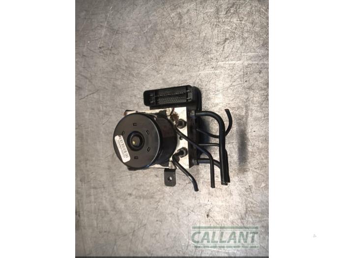 Usagé Pompe ABS Jaguar XJ (X350) 2.7d V6 24V Prix € 272,25 Prix TTC proposé par Garage Callant