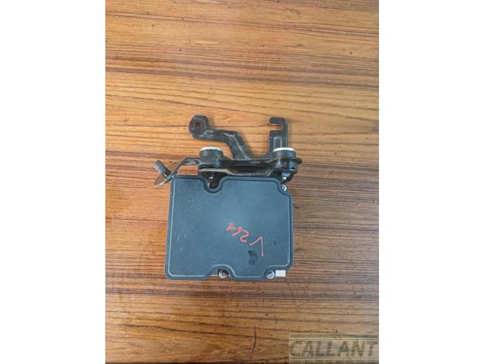 Usagé Pompe ABS Jaguar XE 2.0 240 Turbo 16V Prix € 211,75 Prix TTC proposé par Garage Callant
