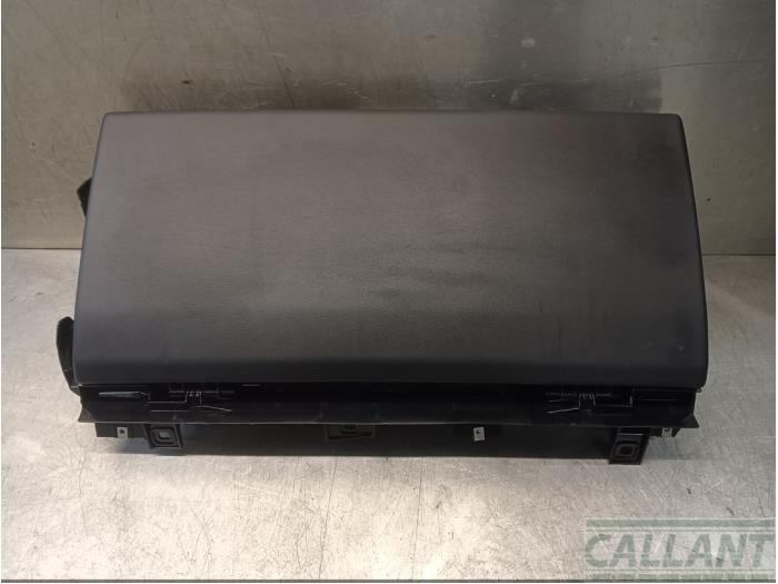 Begagnade Handskfack Landrover Range Rover Sport (LW) 3.0 D250 MHEV Pris € 90,75 Inklusive moms erbjuds av Garage Callant