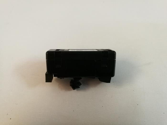 Begagnade Bluetooth-antenn Jaguar F-Pace 2.0 D 180 16V AWD Pris € 30,25 Inklusive moms erbjuds av Garage Callant